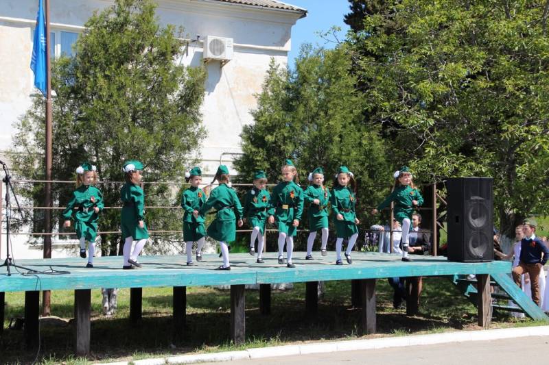 torzhestvennaya_chastj_prohozhdenie_lichnogo_sostava_garnizona_koncert_09_05_2016_61_web_61